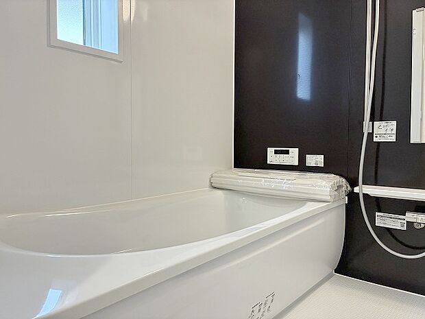 一日の疲れを癒してくれるゆったりとしたバスルームです。 