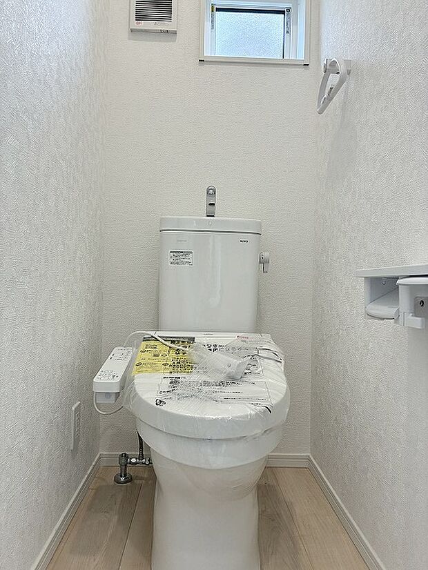 トイレにはウォシュレット機能を標準装備。 