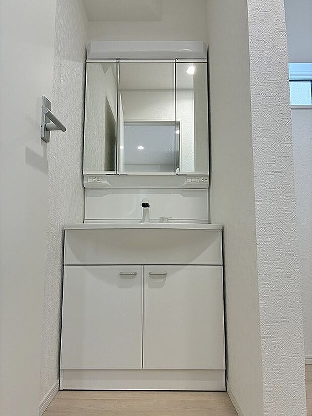 三面鏡に洗面台。 コンセントに照明機能、多機能性を備えた設備です。  