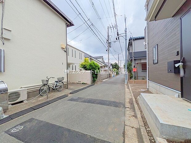 安心して暮らすことのできる住宅街。　住宅地の道路は一般に交通量が少なく車などの騒音が少ないため、住民にとって静かな生活環境が提供されます。 