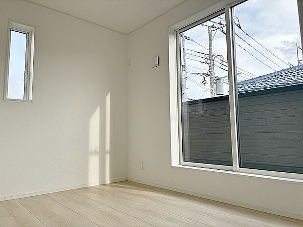 スタイリッシュなデザインと快適な居住性を兼ね備えた洋室。広々とした空間は、自分らしいインテリアを楽しむことができるほか、リラックスした時間を過ごすことができそうです。