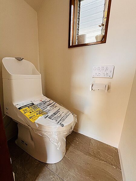 トイレにはウォシュレット機能を標準装備。