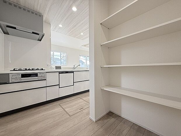 お料理をしながらリビングの家族やゲストとの会話が楽しめるカウンタータイプのキッチン。毎日のお料理を楽しく快適に。 