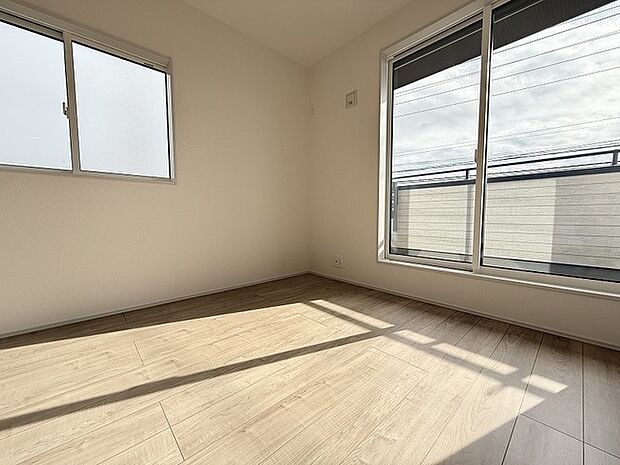 洋室はモダンなデザインと機能性を備え、快適な生活空間に。明るい窓から差し込む自然光が広々とした空間をさらに明るく開放的に感じさせます。  