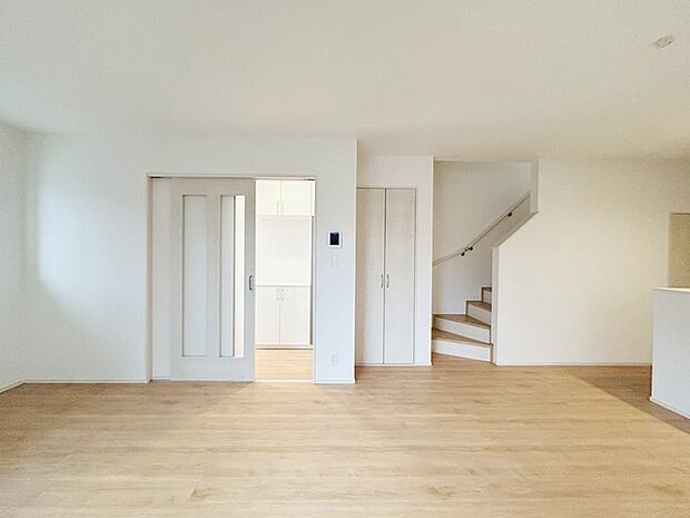 リビングの真ん中に階段がある人気のリビング階段。自然と家族のコミュニケーションが増えます。 