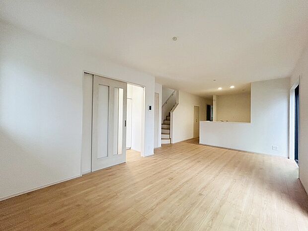 家族が食事するダイニングスペースをキッチンから見渡せる設計に。お料理をしながら家族とのコミュニケーションが増えそうな予感。