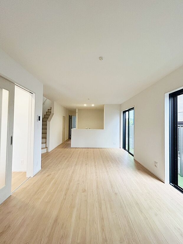 家族の集まるリビングは気持ちの良い自然光が差し込む団欒空間。室内のご見学予約も随時、受付中ですのでお気軽にお問合せください。 