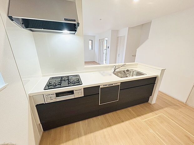 お料理をしながらリビングの家族やゲストとの会話が楽しめるカウンタータイプのキッチン。毎日のお料理を楽しく快適に。 