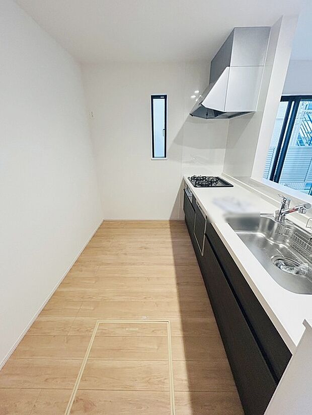 キッチンコンロスペースの近くには、空気の入れ替えが可能な開口部を設置!! お料理をする際には、換気扇を回しながら匂いが籠らない様に開放してお料理もお楽しみ頂けます。