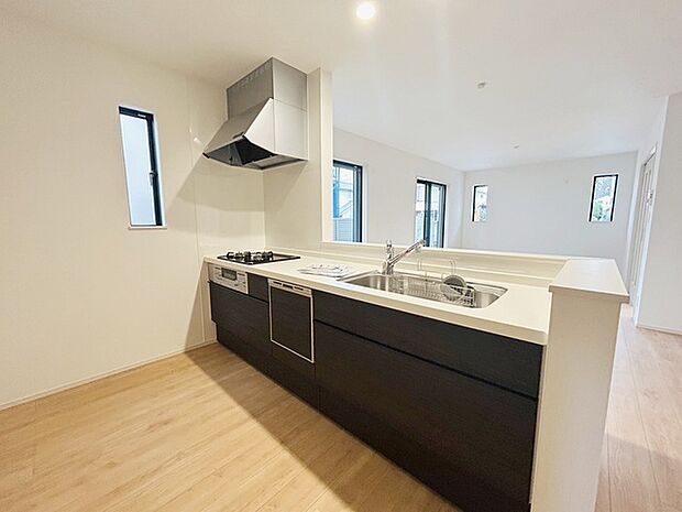 お料理をしながらリビングの家族やゲストとの会話が楽しめるカウンタータイプのキッチン。毎日のお料理を楽しく快適に。