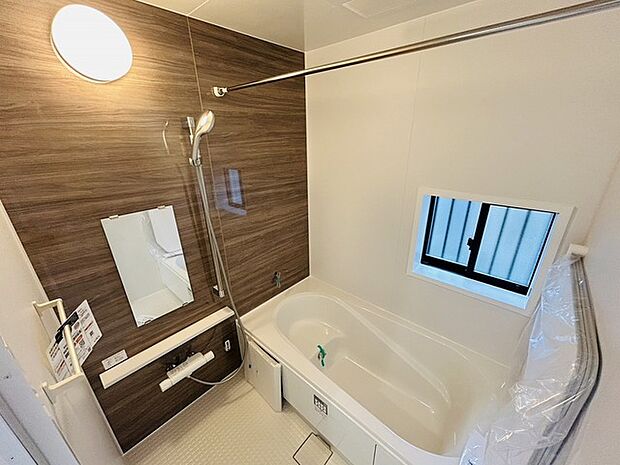 一日の疲れを癒してくれるゆったりとしたバスルームです。 