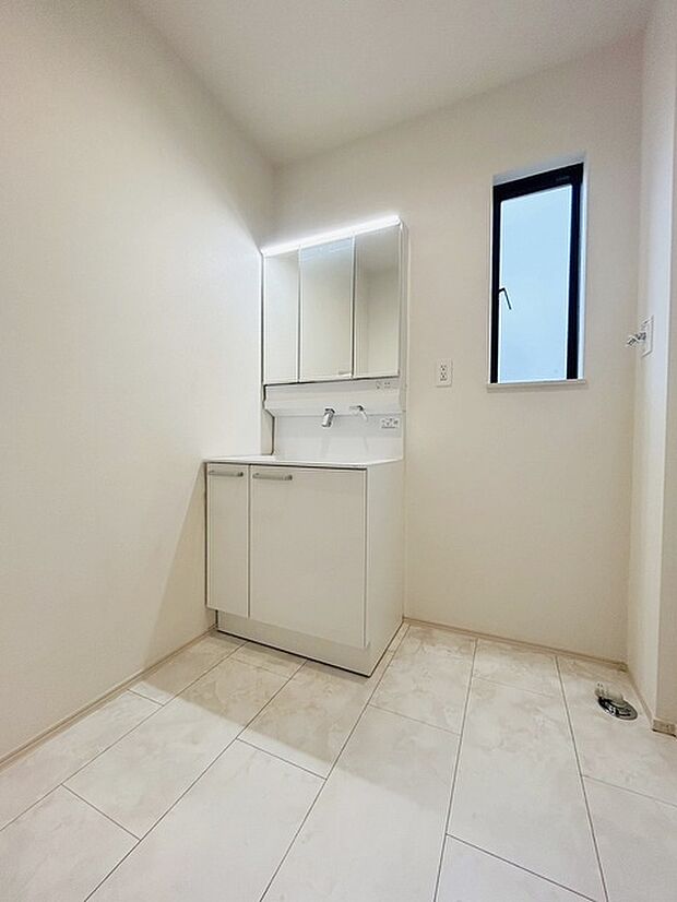 使いやすいタイプの洗面化粧台のあるランドリースペース 