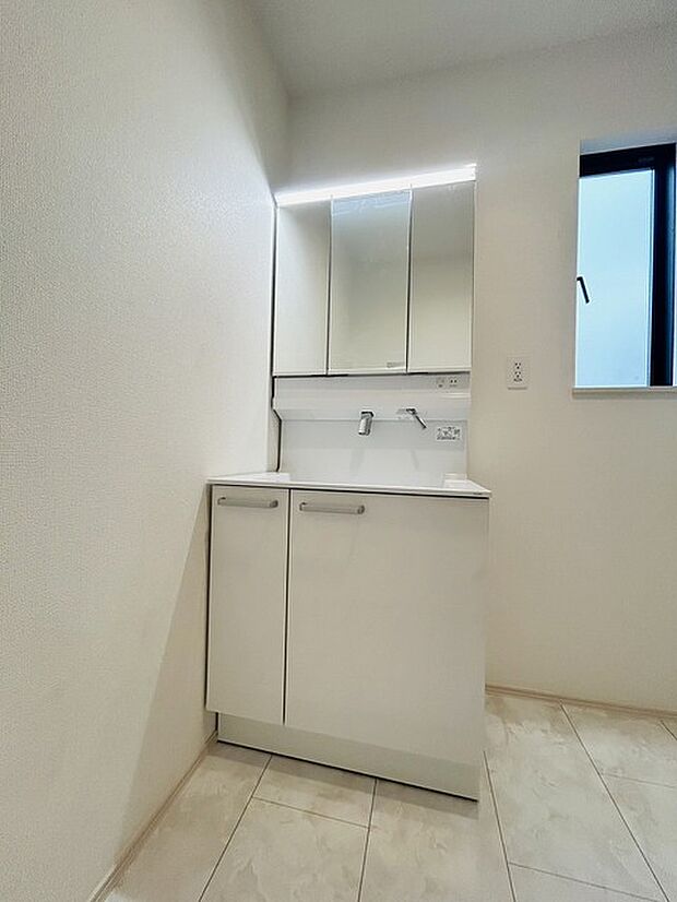 使いやすいタイプの洗面化粧台のあるランドリースペース 