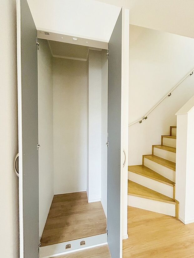 各所に効率的に配置された収納スペースがあり、日常のモノをすっきりと収納できます。