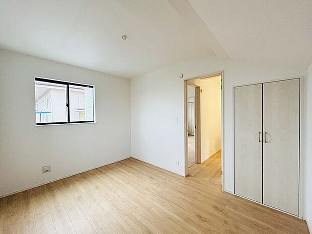 実際に室内をご見学頂くと生活のイメージが広がると思います。家具を置いたイメージや窓からの景色など。周辺で販売に出している物件も一緒にまとめてご見学頂き、比較する事もできます。