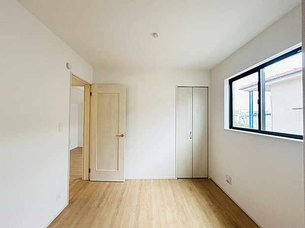 洋室はモダンなデザインと機能性を備え、快適な生活空間に。明るい窓から差し込む自然光が広々とした空間をさらに明るく開放的に感じさせます。  