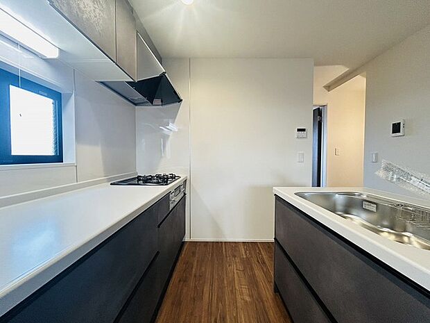 お料理をしながらリビングの家族やゲストとの会話が楽しめるカウンタータイプのキッチン。毎日のお料理を楽しく快適に。