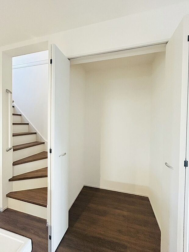 収納スペースがたっぷりと確保されたこの物件では、生活をより快適に送ることができます。