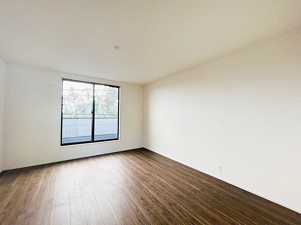 スタイリッシュなデザインと快適な居住性を兼ね備えた洋室。広々とした空間は、自分らしいインテリアを楽しむことができるほか、リラックスした時間を過ごすことができそうです。