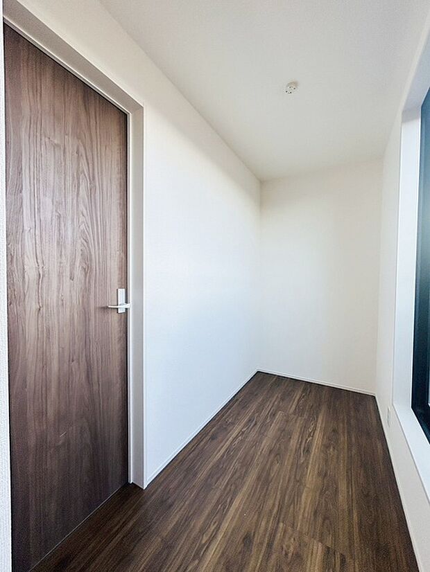 3階バルコニーに面した明るいフリースペース