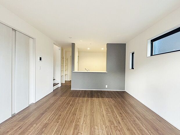 家族が食事するダイニングスペースをキッチンから見渡せる設計に。お料理をしながら家族とのコミュニケーションが増えそうな予感。 