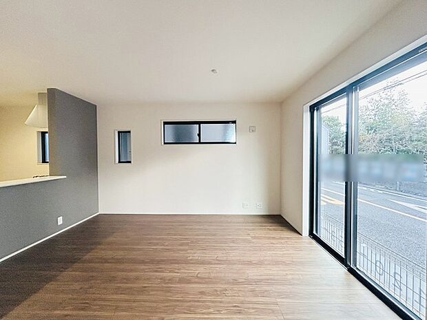 家族の集まるリビングは気持ちの良い自然光が差し込む団欒空間。室内のご見学予約も随時、受付中ですのでお気軽にお問合せください。 