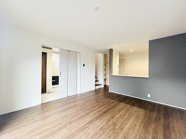 カウンターキッチンならではの開放的な見通し、全体が見渡せることでご家族の団欒スペースもより明るく笑顔が溢れる空間となります。 