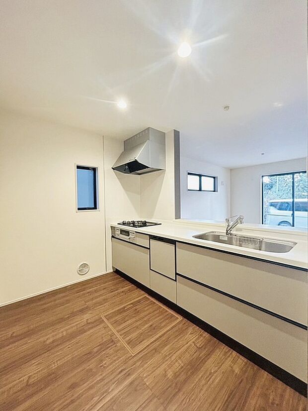 お料理をしながらリビングの家族やゲストとの会話が楽しめるカウンタータイプのキッチン。毎日のお料理を楽しく快適に。