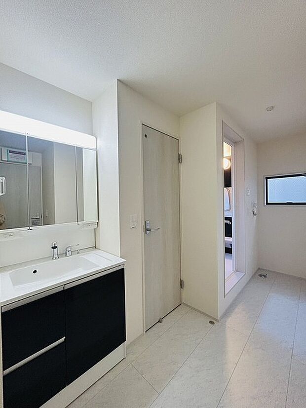 三面鏡に洗面台。 コンセントに照明機能、多機能性を備えた設備です。