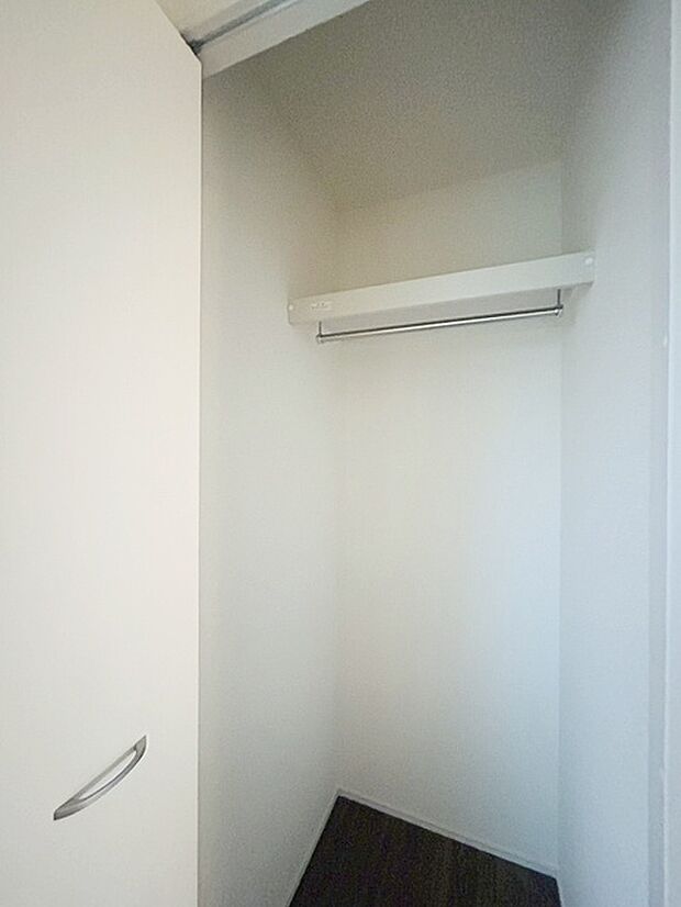 豊富な収納スペースもこの物件の特長の一つ。各所に収納が完備されており、生活をスッキリと整えることができます。 