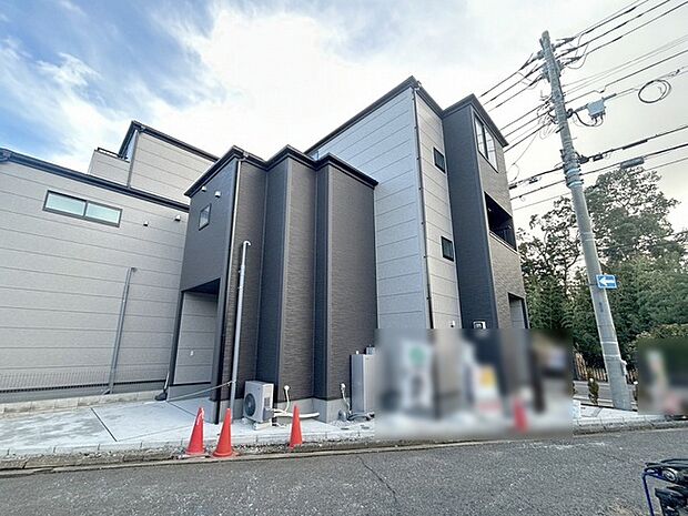 周辺の街並みの中で適度な主張、生活に溶け込むシンプルなデザインの外観が魅力の一戸建です。