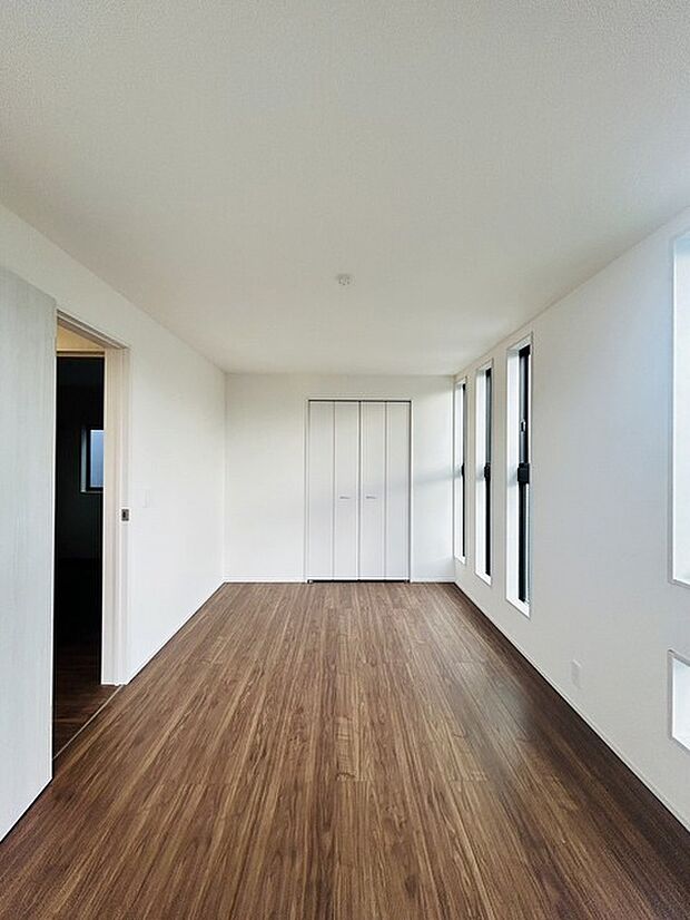 スタイリッシュなデザインと快適な居住性を兼ね備えた洋室。広々とした空間は、自分らしいインテリアを楽しむことができるほか、リラックスした時間を過ごすことができそうです。 