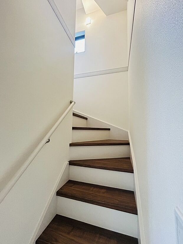 実際に室内をご見学頂くと生活のイメージが広がると思います。家具を置いたイメージや窓からの景色など。周辺で販売に出している物件も一緒にまとめてご見学頂き、比較する事もできます。