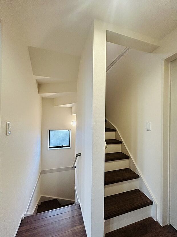 実際に室内をご見学頂くと生活のイメージが広がると思います。家具を置いたイメージや窓からの景色など。周辺で販売に出している物件も一緒にまとめてご見学頂き、比較する事もできます。