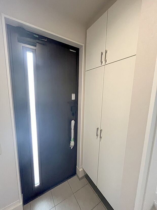 玄関は家の第一印象を左右する重要な場所。ほどよい広さとスタイリッシュな色遣いが印象的です。