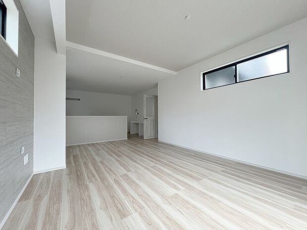 ゆとりのあるサイズのリビングダイニング。 お食事スペースと、お寛ぎ空間を分けてご利用可能。 少し大きめのソファーを置いて、 一家団欒なお時間をご共有ください。