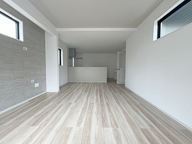 家族の集まるリビングは気持ちの良い自然光が差し込む団欒空間。室内のご見学予約も随時、受付中ですのでお気軽にお問合せください。