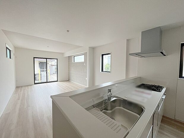 カウンターキッチンならではの開放的な見通し、全体が見渡せることでご家族の団欒スペースもより明るく笑顔が溢れる空間となります。