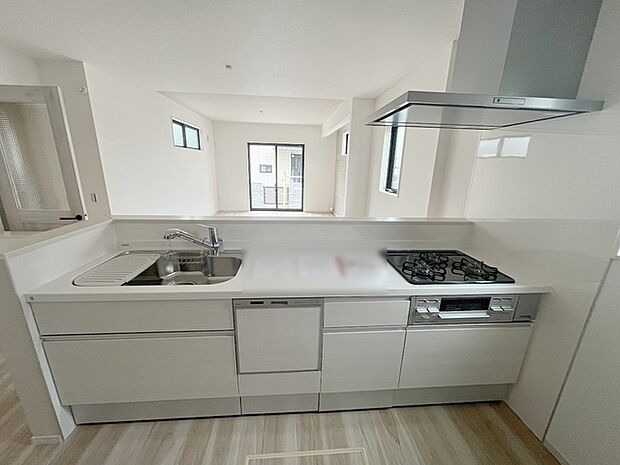 お料理をしながらリビングの家族やゲストとの会話が楽しめるカウンタータイプのキッチン。毎日のお料理を楽しく快適に。