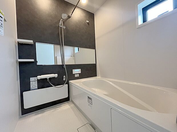 浴室乾燥機の他にも開口部のある浴室スペース。 お風呂上がりの湿気も、窓を開けておくことで改善可能。 お湯につかりながら、ちょっとした露天気分?