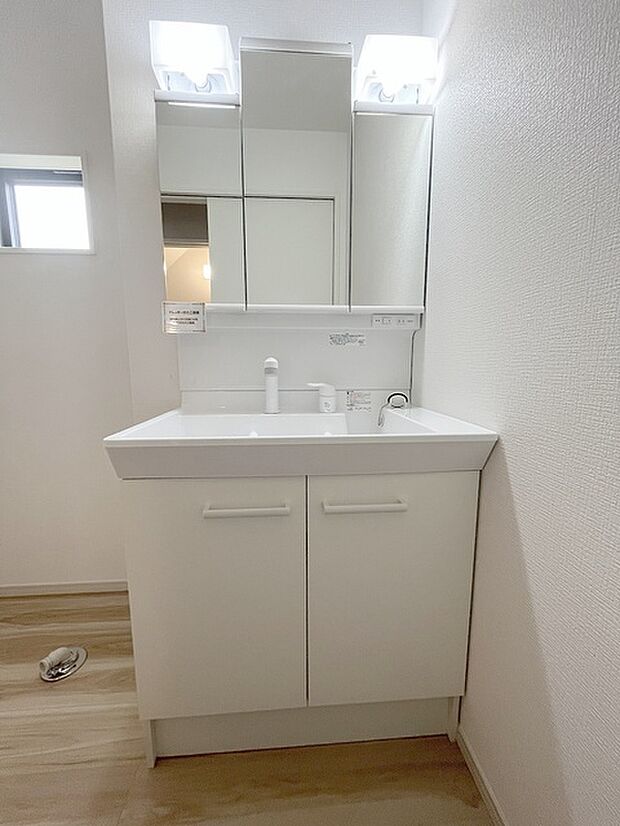 三面鏡に洗面台。 コンセントに照明機能、多機能性を備えた設備です。