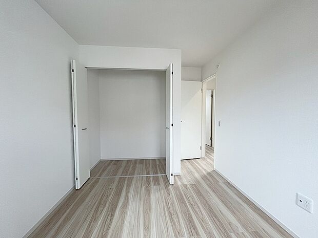 スタイリッシュなデザインと快適な居住性を兼ね備えた洋室。広々とした空間は、自分らしいインテリアを楽しむことができるほか、リラックスした時間を過ごすことができそうです。