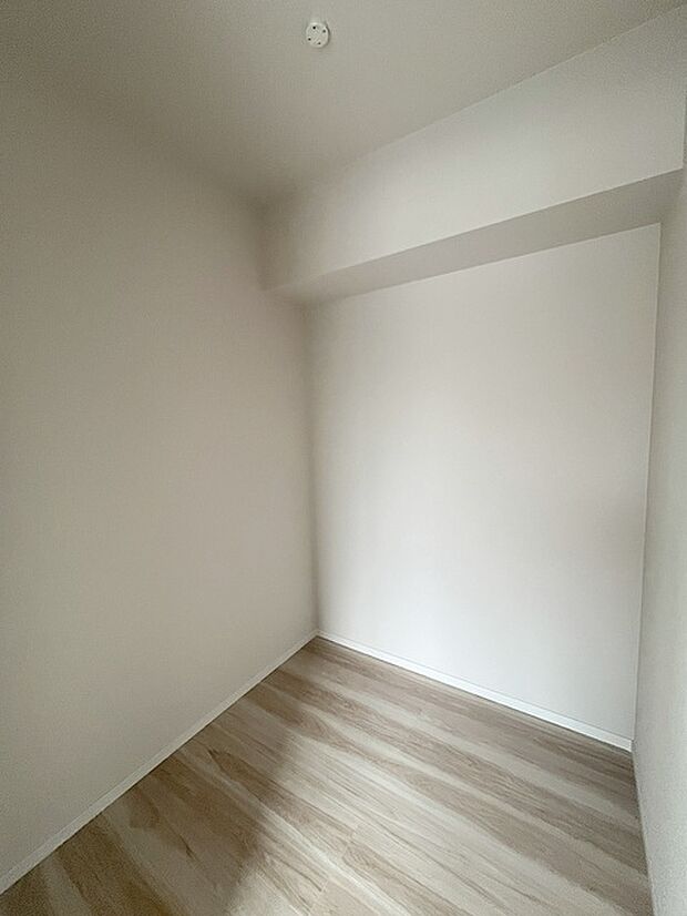 収納スペースがたっぷりと確保されたこの物件では、生活をより快適に送ることができます。