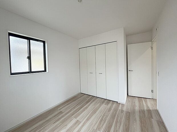 洋室はモダンなデザインと機能性を備え、快適な生活空間に。明るい窓から差し込む自然光が広々とした空間をさらに明るく開放的に感じさせます。