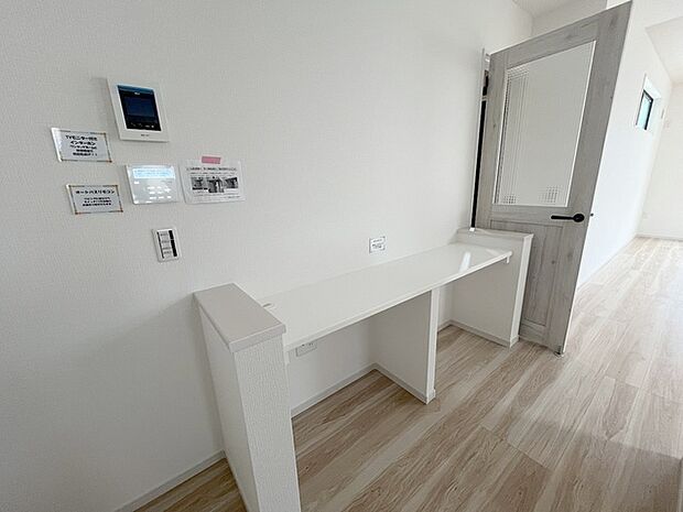 実際に室内をご見学頂くと生活のイメージが広がると思います。家具を置いたイメージや窓からの景色など。周辺で販売に出している物件も一緒にまとめてご見学頂き、比較する事もできます。