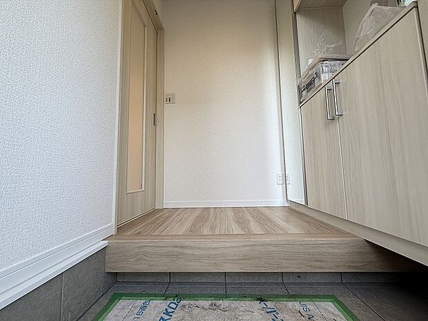 玄関は家の第一印象を左右する重要な場所。ほどよい広さとスタイリッシュな色遣いが印象的です。 