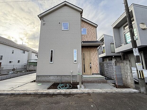 玄関は家の第一印象を左右する重要な場所。ほどよい広さとスタイリッシュな色遣いが印象的です。