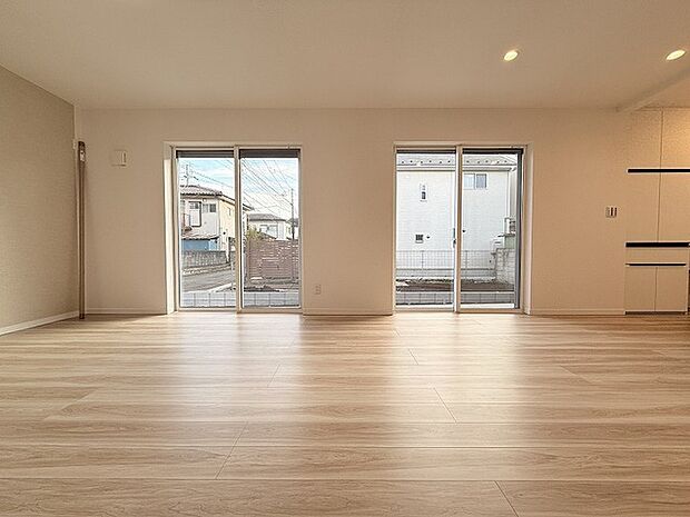 家族の集まるリビングは気持ちの良い自然光が差し込む団欒空間。室内のご見学予約も随時、受付中ですのでお気軽にお問合せください。 