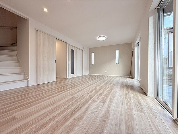 家族が食事するダイニングスペースをキッチンから見渡せる設計に。お料理をしながら家族とのコミュニケーションが増えそうな予感。