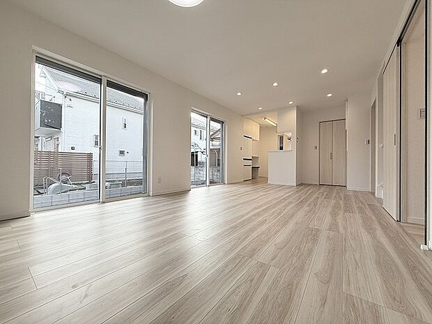 実際に室内をご見学頂くと生活のイメージが広がると思います。家具を置いたイメージや窓からの景色など。周辺で販売に出している物件も一緒にまとめてご見学頂き、比較する事もできます。